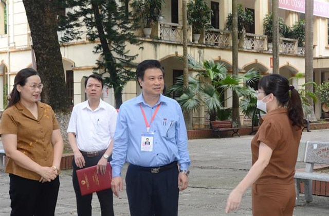 Thứ trưởng Bộ GDĐT Nguyễn Hữu Độ kiểm tra công tác chuẩn bị cho Kỳ thi tốt nghiệp THPT năm 2022 tại tỉnh Vĩnh Phúc.
