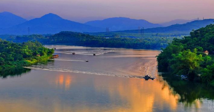 Phân tích vẻ đẹp sông Hương qua cảnh sắc thiên nhiên