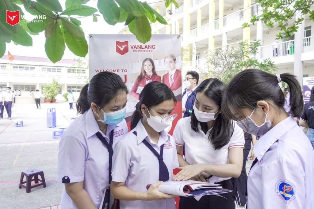 Học sinh tìm hiểu ngành nghề phù hợp tại Đại học Văn Lang.

