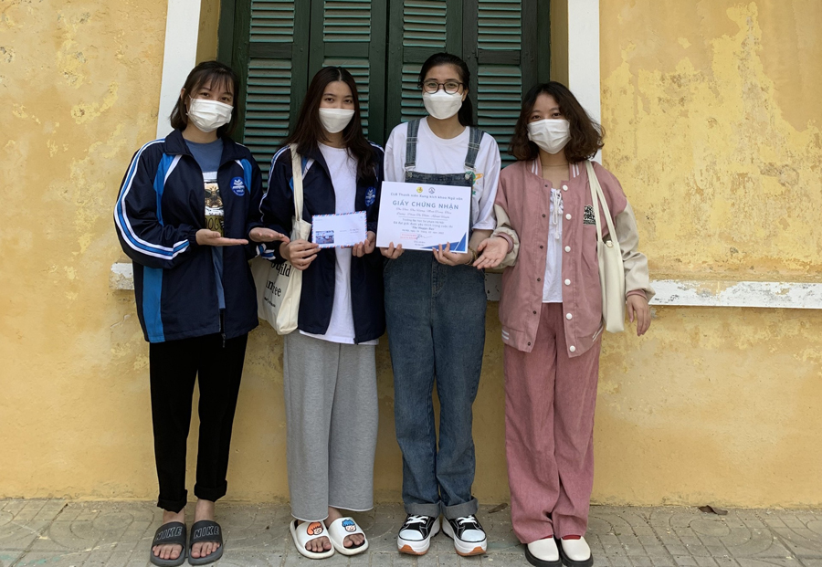 Phạm Thị Thắm (bìa trái) tham gia câu lạc bộ xung kích của khoa Ngữ văn, Trường Đại học Sư phạm Hà Nội.